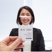 Danh thiếp nụ cười xóa nhòa khoảng cách dưới lớp khẩu trang